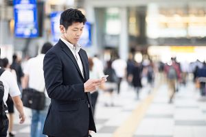 Yamato interzice tastarea telefoanelor mobile în timpul mersului pe stradă